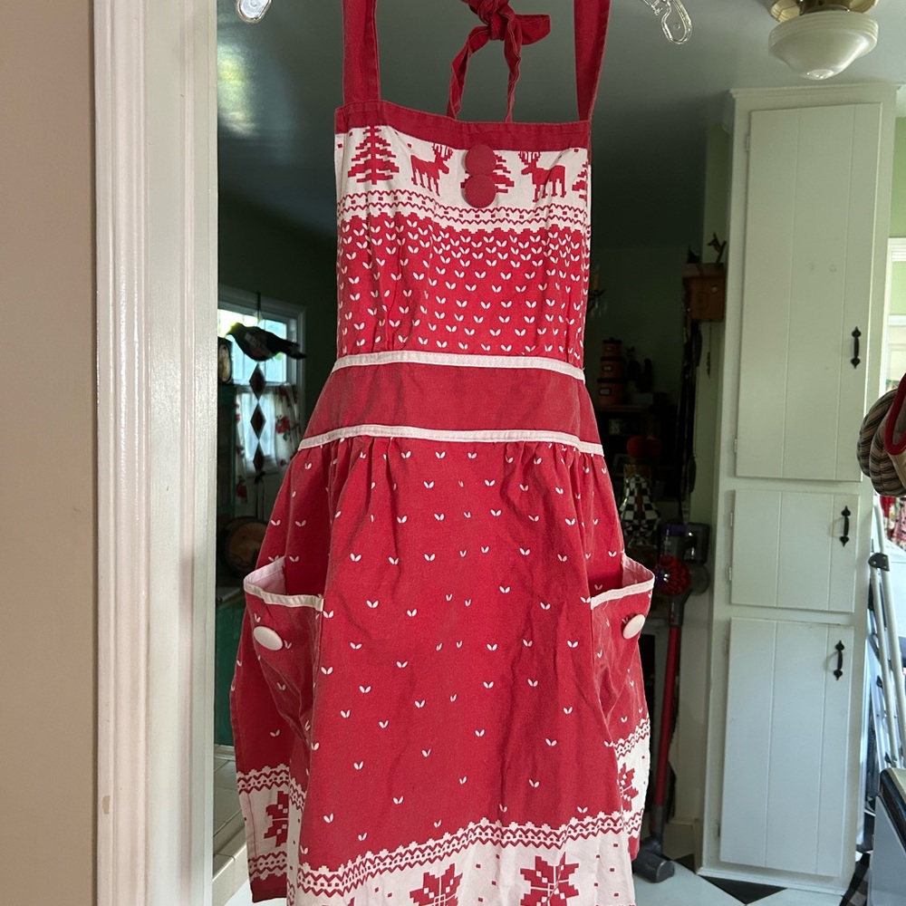 Jessie Steele Red and White Festive Apron
